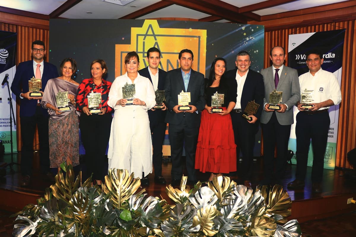 Este es el grupo de 10 de los 12 empresarios y directivos que fueron homenajeados durante la tercera gala de los Reconocimientos a la Vanguardia. Los galardones fueron entregados por Alejandro Galvis Blanco, presidente de Vanguardia; Luz Helena Rodríguez, gerente Comercial de Vanguardia, Alejandro Guzmán, subgerente de Innovación de Vanguardia y Javier Flórez, jefe de Redacción de esta casa periodística.