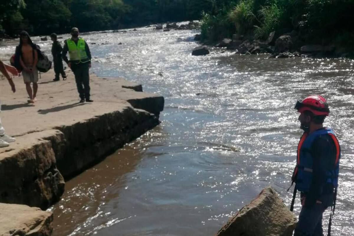Un grupo de venezolanos que caminaba por la vía nacional se detuvo en el Puente La Libertad en Barbosa para tomar un baño en el Río Suárez, uno de ellos se sumergió y no volvió a salir. El Cuerpo de Bomberos todavía lo busca. Suministrada / VANGUARDIA