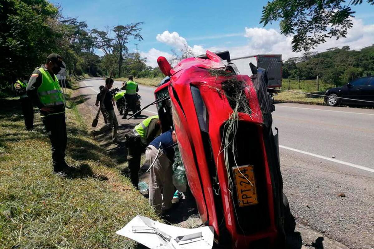 El accidente ocurrió en el kilómetro 78 +100 metros de la vía Bucaramanga - Bogotá, entre los municipios de El Socorro y Oiba. SUMINISTRADA BOMBEROS OIBA / VANGUARDIA