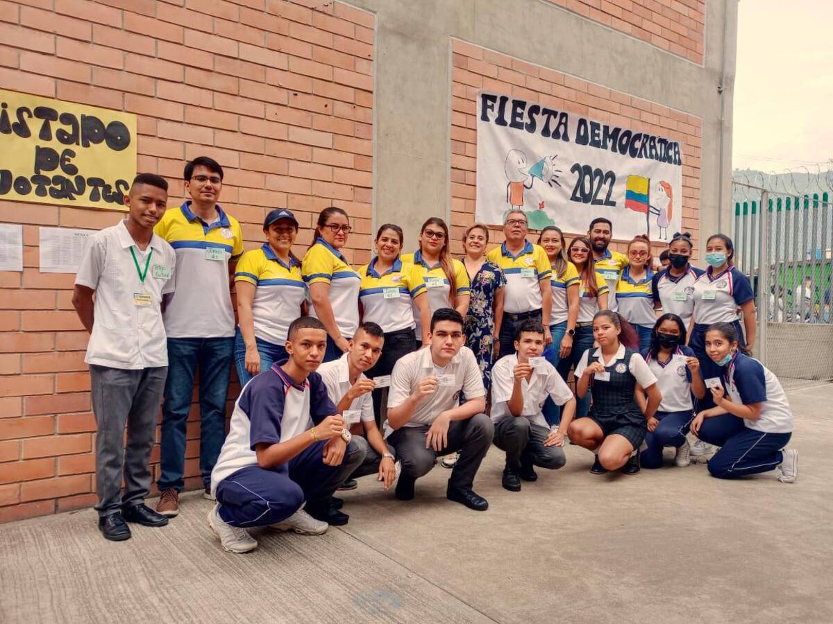 Estudiantes, profesores, miembros de CIVIX Colombia y representantes de las Secretarías de Educación participaron en la simulación de este proceso democrático. En este registro gráfico está la comunidad educativa del colegio Roberto García Peña, de Girón.