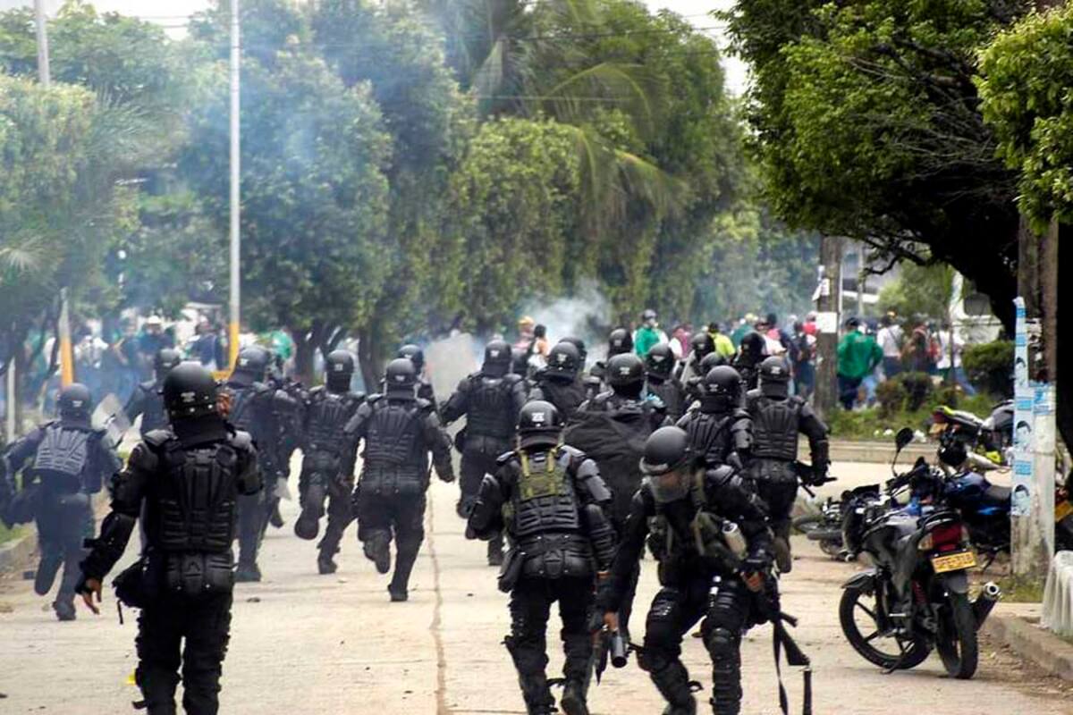 Primeras horas de paro fueron una batalla campal (Foto: Edgar Pernett/VANGUARDIA LIBERAL)