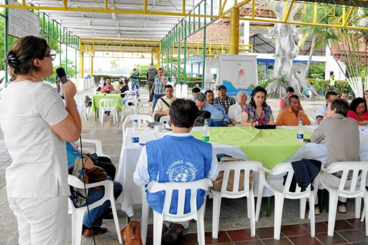 Con la panorámica de la Ciénaga San Silvestre de fondo, la comisión de embajadores europeos escuchó atentamente los avances que se han logrado en procesos colectivos de restitución de tierras como Las Pavas y Monterrey. (Foto: Emmanuel Pérez/VANGUARDIA LIBERAL)