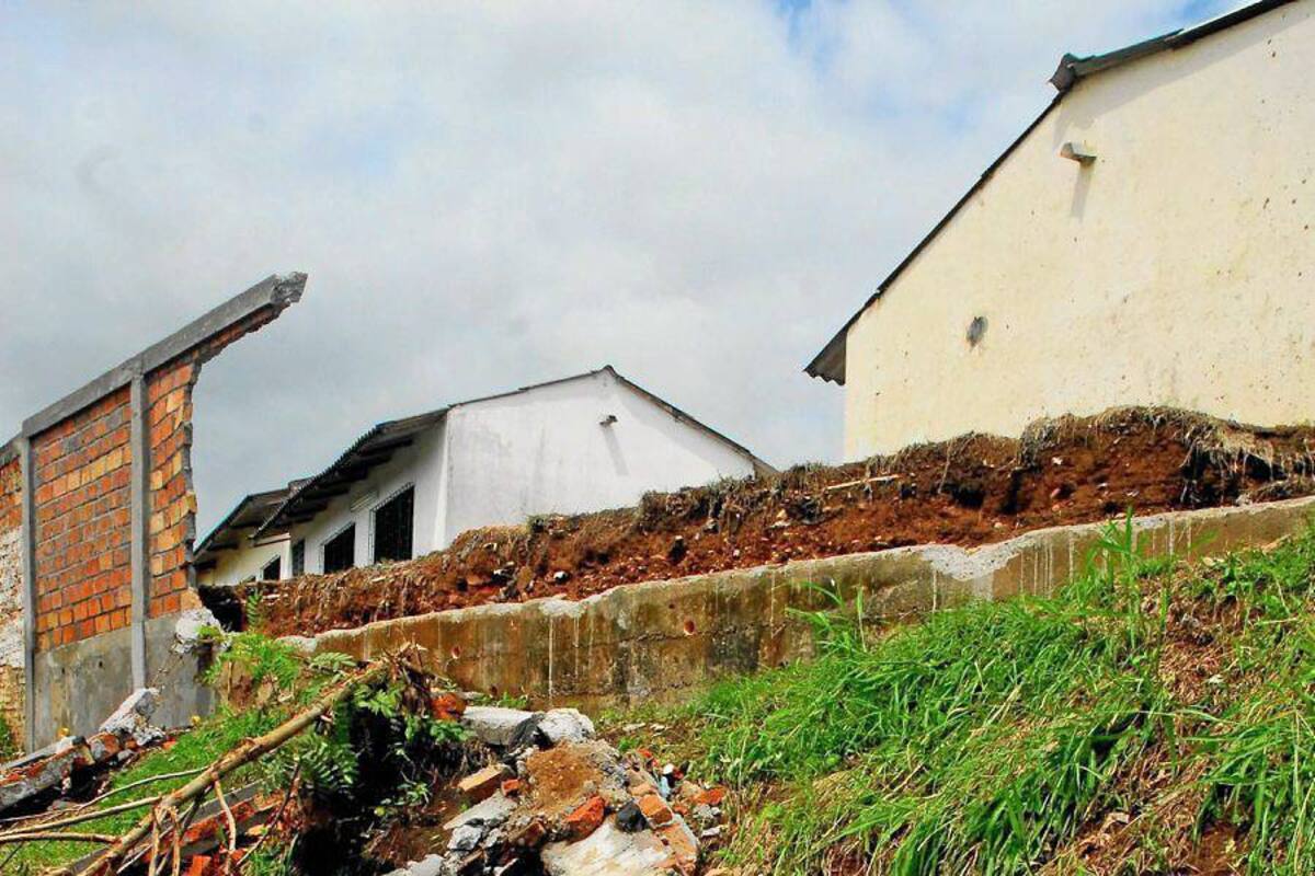 Como si fuera una ficha de dominó, el muro que se había reconstruido hace algunos días en la escuela Campestre cayó al suelo luego de la fuerte lluvia del Viernes Santo. (Foto: Hernando Javier Alvarado/VANGUARDIA LIBERAL)