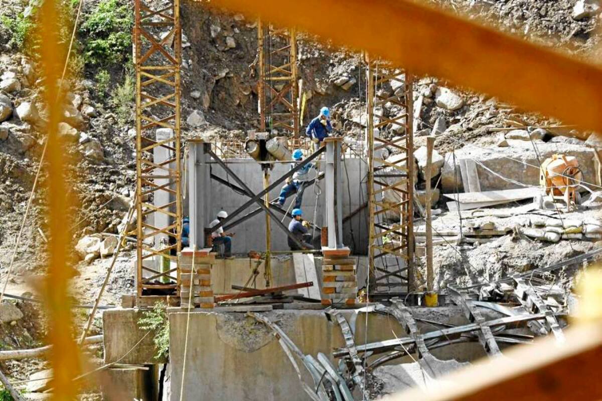 Las causas del incidente que provocó que el vehículo pesado cayera a la quebrada son materia de investigación. (Foto: Archivo/VANGUARDIA LIBERAL)