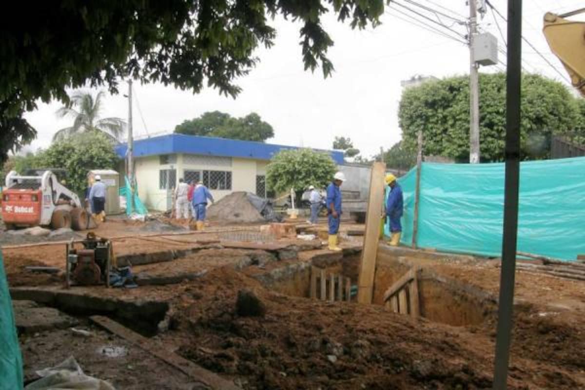 Desde marzo de este año, los habitantes del barrio La Floresta han tenido que lidiar con los ruidos, olores e incomodidades propias de una obra de las magnitudes del Colector El Ferrocarril, primera fase del Plan de Saneamiento Hídrico.(Foto: Edgar Pernett/VANGUARDIA LIBERAL)
