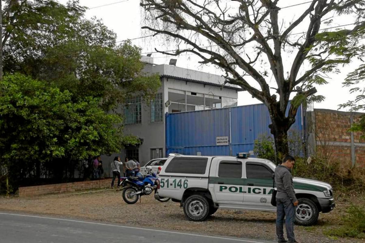 Hasta el sector de El Retén, donde accionaron un artefacto explosivo, se trasladó la Policía de la ciudad para adelantar las investigaciones correspondientes sobre lo sucedido. (Foto: Javier Alvarado/VANGUARDIA LIBERAL )