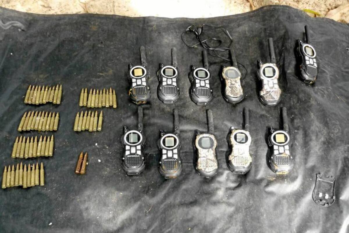 Tropas del Ejército hallaron material de guerra del grupo al margen de la ley y objetos de comunicación de la banda criminal. (Foto: Suministrada/VANGUARDIA LIBERAL)