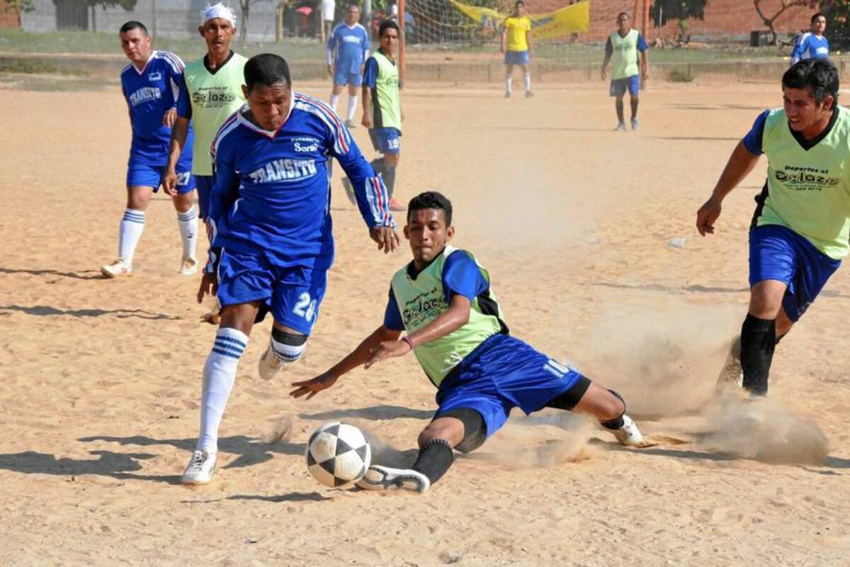 El pasado fin de semana Josyam empató en vibrante encuentro 2-2 a Tránsito y se clasificó a los Octavos de Final del Torneo de Minifútbol del barrio Los Pinos. (Foto: Ricardo Pérez/VANGUARDIA LIBERAL )