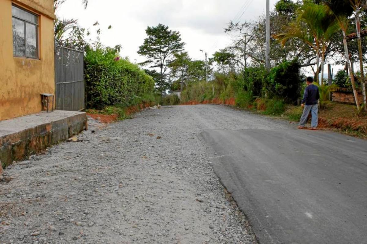 ‘A medias’ quedó la obra de pavimentación de la Vía a Ruitoque. Este fue uno de los proyectos que dejó pendiente la anterior Administración Seccional. (Foto: Neson Díaz / VANGUARDIA LIBERAL)
