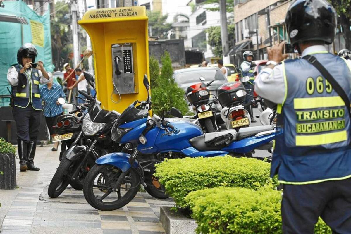 Los motociclistas de Bucaramanga se han acostumbrado a parquear sus vehículos ‘en donde se les antoja’. Dentro de poco, las fotomultas los ‘pondrán en sus puestos’. (Foto: / VANGUARDIA LIBERAL)