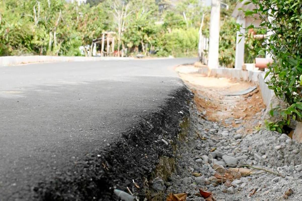 ‘A medias’ quedó la obra de pavimentación de la Vía a Ruitoque. Este fue uno de los proyectos que dejó pendiente la anterior Administración Seccional. (Foto: Nelson Díaz / VANGUARDIA LIBERAL)
