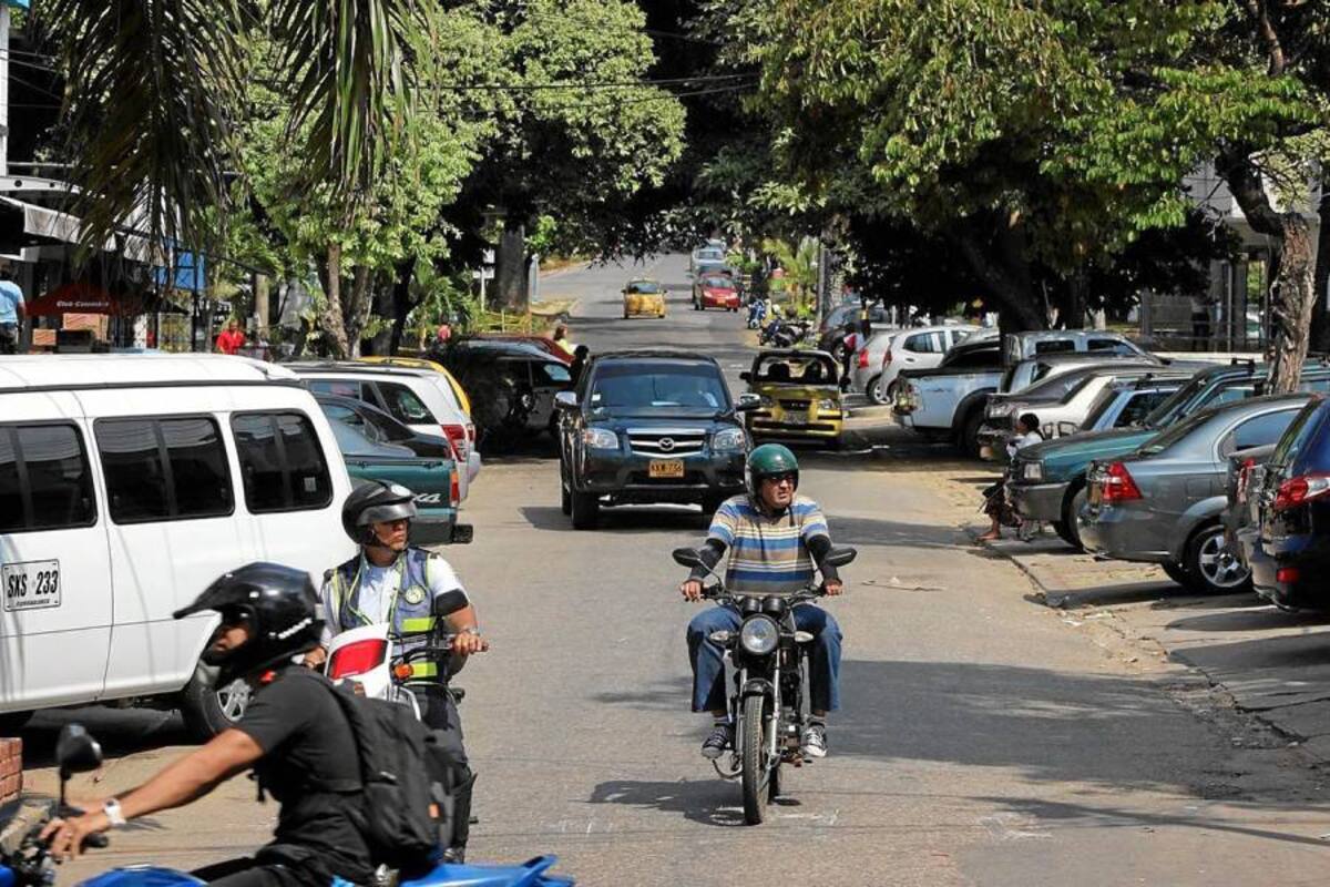 Diferentes calles y andenes de Cabecera del Llano están convertidas en improvisados parqueaderos públicos. La Dirección de Tránsito advirtió que, a partir de mañana, 11 de febrero, al menos una de las nuevas grúas de la entidad tendrá en esta comuna su principal centro de operaciones. (Foto: Jaime Del Río / VANGUARDIA LIBERAL)