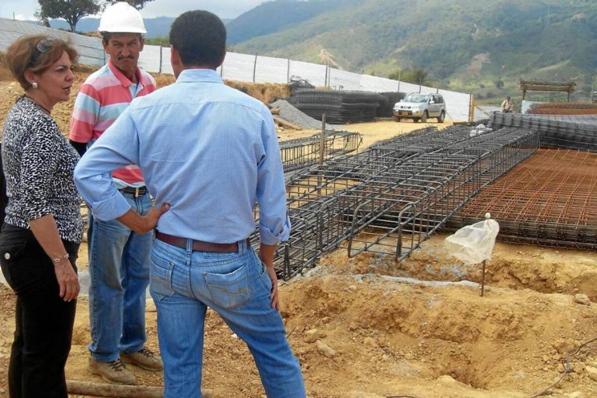María Isabel Acevedo Serrano, gerente de construcción del proyecto Altos de Betania, inspeccionó las obras que se adelantan entre las etapas 8 y 9 de Ingeser, por los lados del barrio Villas de San Ignacio, al norte de la capital santandereana. (Foto: Carlos Andrés López Porras / VANGUARDIA LIBERAL)