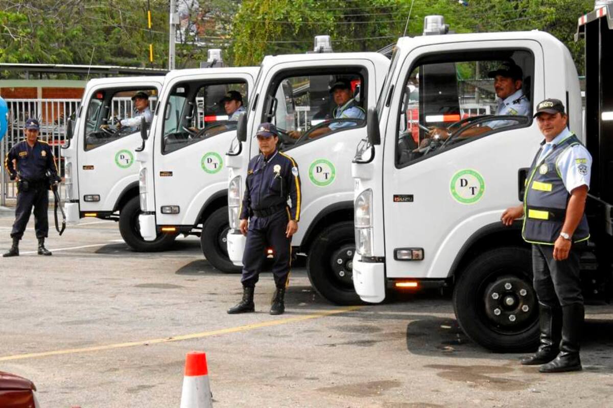 Estas son las nuevas grúas de Tránsito. Con ellas, la entidad pretende aplicarles ‘tatequietos’ a todos esos conductores de carros que utilizan andenes y vías públicas para parquear de manera ilegal sus automotores. Las calles y las aceras del Nororiente, Cabecera, La Ciudadela y el Centro, por citar solo algunas comunas, serán custodiadas por este tipo de automóviles. (Foto: Nelson Díaz/VANGUARDIA LIBERAL)