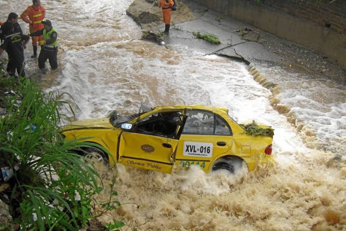 Un muerto y un desaparecido, tras la creciente de quebrada en Girón (Foto: Foto: Suministrada / VANGUARDIA LIBERAL )