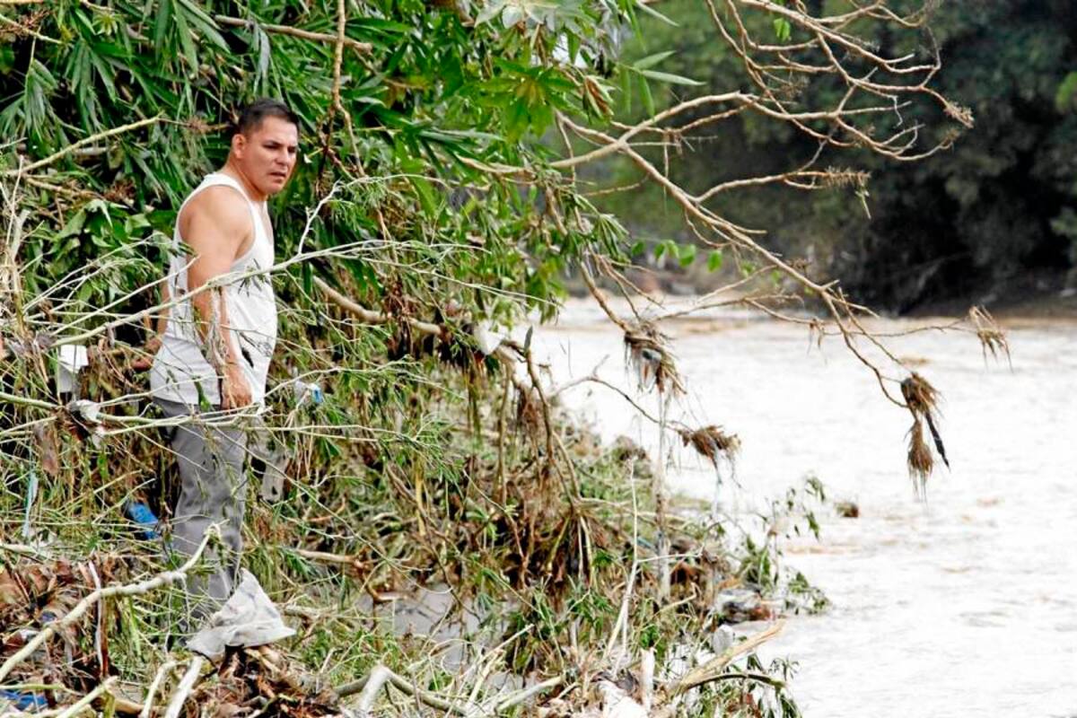 Momento en que se daban las labores de búsqueda de Lisbeth Dayanna Laverde, quien fuera arrastrada por la corriente. (Foto: Foto: Marco Valencia / VANGUARDIA LIBERAL )
