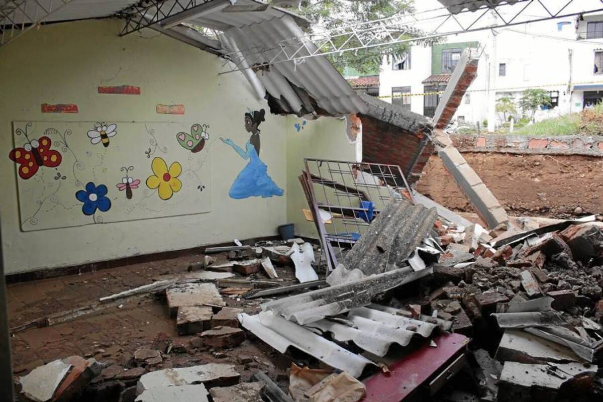 El deslizamiento de un talud derribó una buena parte de la sede del Colegio ‘Facundo Navas’, en el barrio La Esmeralda, de Girón. (Foto: Foto: Javier Gutiérrez / VANGUARDIA LIBERAL )