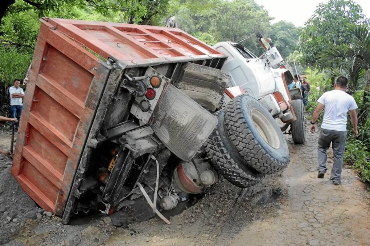 Este fue el vehículo que ayer se volcó mientras transitaba por la vía a Matanza. Un desnivel en la carretera habría causado este accidente. (Foto: Foto: Javier Gutiérrez / VANGUARDIA LIBERAL )