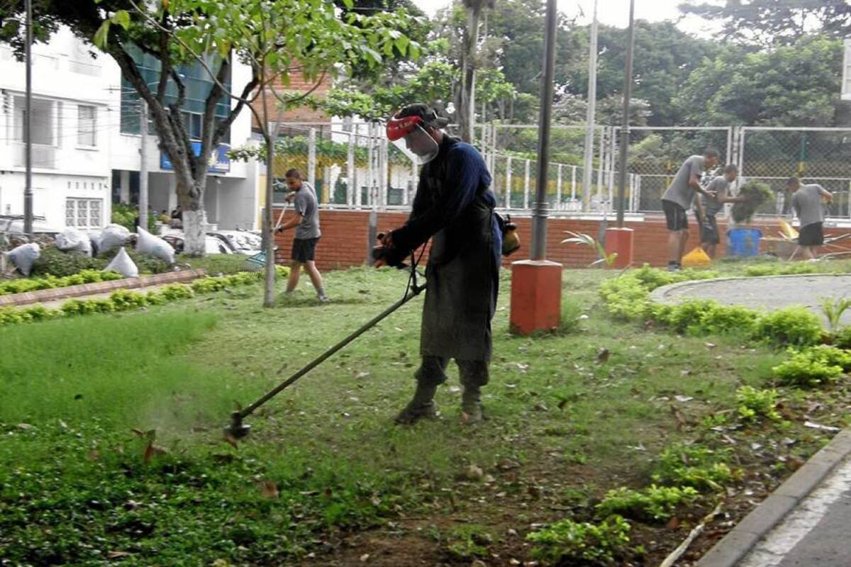 Labores de poda, jardinería y limpieza fueron algunas de las actividades que se realizaron ayer, en el marco de la recuperación del Parque de ‘Los Niños” y el de “La VAda”. (Foto: Javier Gutiérrez/VANGUARDIA LIBERAL)