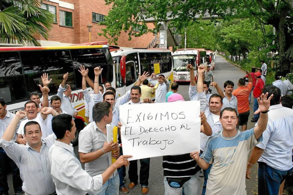 La protesta arrancó cerca de las 11:00 de la mañana en el barrio El Carmen, en la Transversal Oriental, donde los conductores y propietarios bloquearon este corredor vial. (Foto: Mauricio Betancourt / VANGUARDIA LIBERAL)