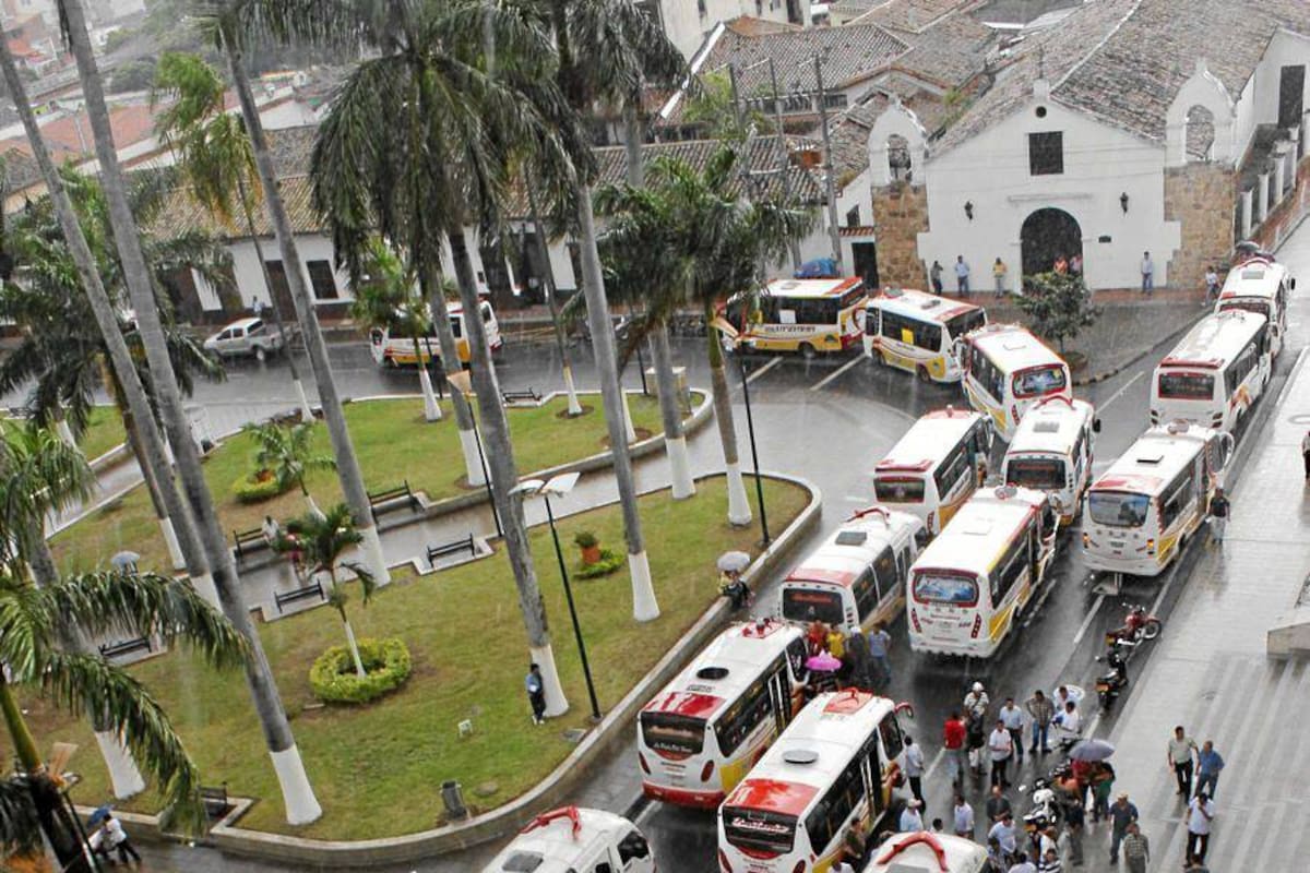 Los conductores despejaron el parque García Rovira a las 5:00 de la tarde, luego de la llegada del Escuadrón Movil Antidisturbios, Esmad. (Foto: Nelson Díaz / VANGUARDIA LIBERAL)