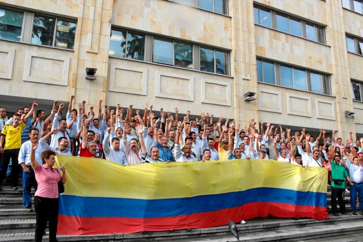 Cerca de 120 personas, entre conductores y propietarios, protestaron ayer frente a la Alcaldía de Bucaramanga. (Foto: Nelson Díaz / VANGUARDIA LIBERAL)