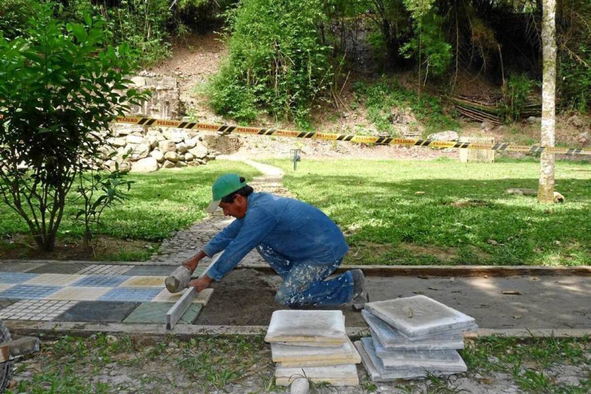 La siembra de plantas ornamentales y la recuperación de los juegos infantiles son otras de las obras que se ejecutarán por un periodo no máximo a dos meses, en el Parque La Flora. (Foto: Nelson Díaz/VANGUARDIA LIBERAL)