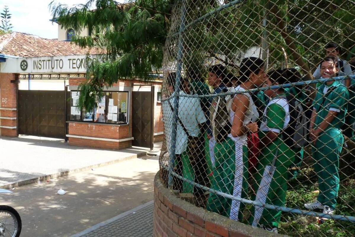 Los alumnos de los últimos grados no ingresaron a los salones de clase en protesta por el retiro de sus docentes. (Foto: Foto: Nelson Díaz / VANGUARDIA LIBERAL)
