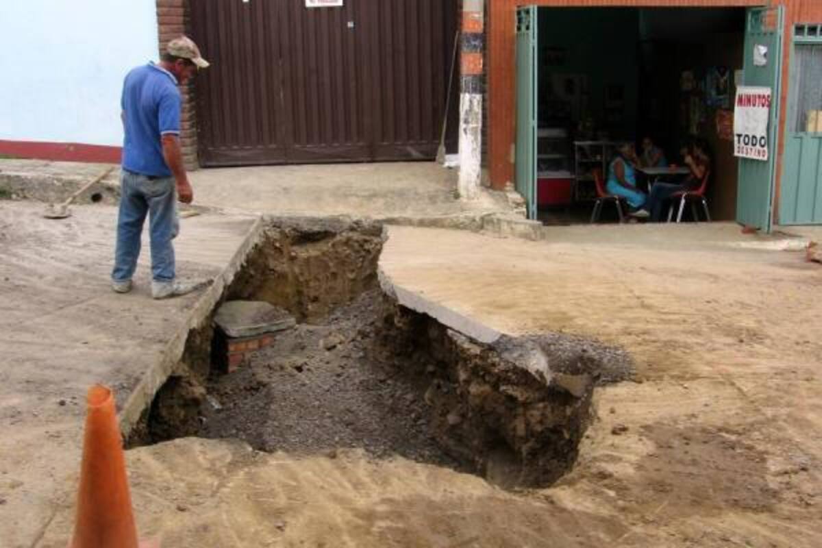 Aspectos de la terminación de los trabajos de cambio del alcantarillado, el cual era en material de cemento en el barrio Comuneros y que recibía buena parte de las aguas negras de la parte alta del municipio. (Foto: /VANGUARDIA LIBERAL)