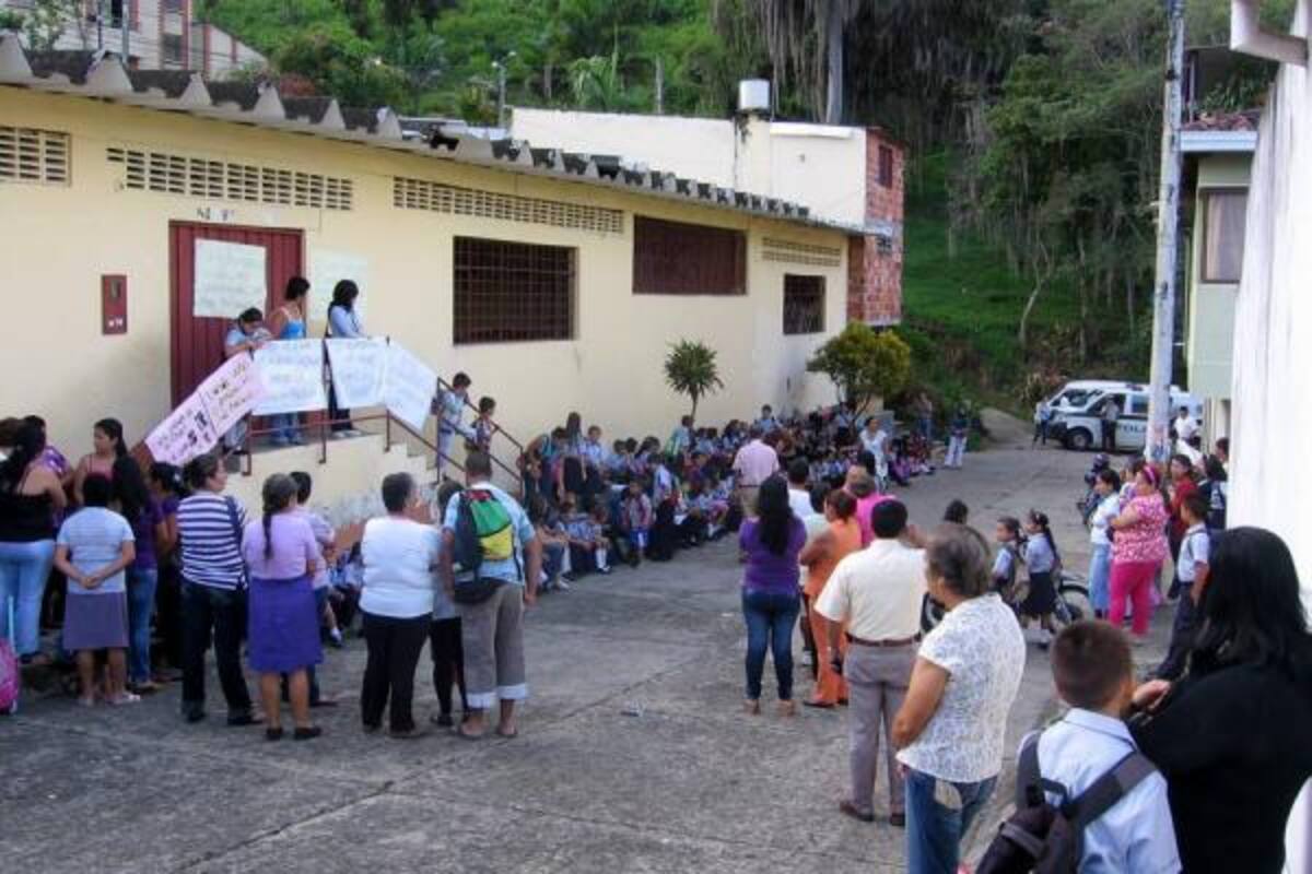 Aspectos de la protesta de los padres, donde hizo presencia el coordinador académico y de disciplina de la sede, la personera municipal, la jefe de Núcleo y la Policía.(Foto: Nancy Gómez/VANGUARDIA LIBERAL )