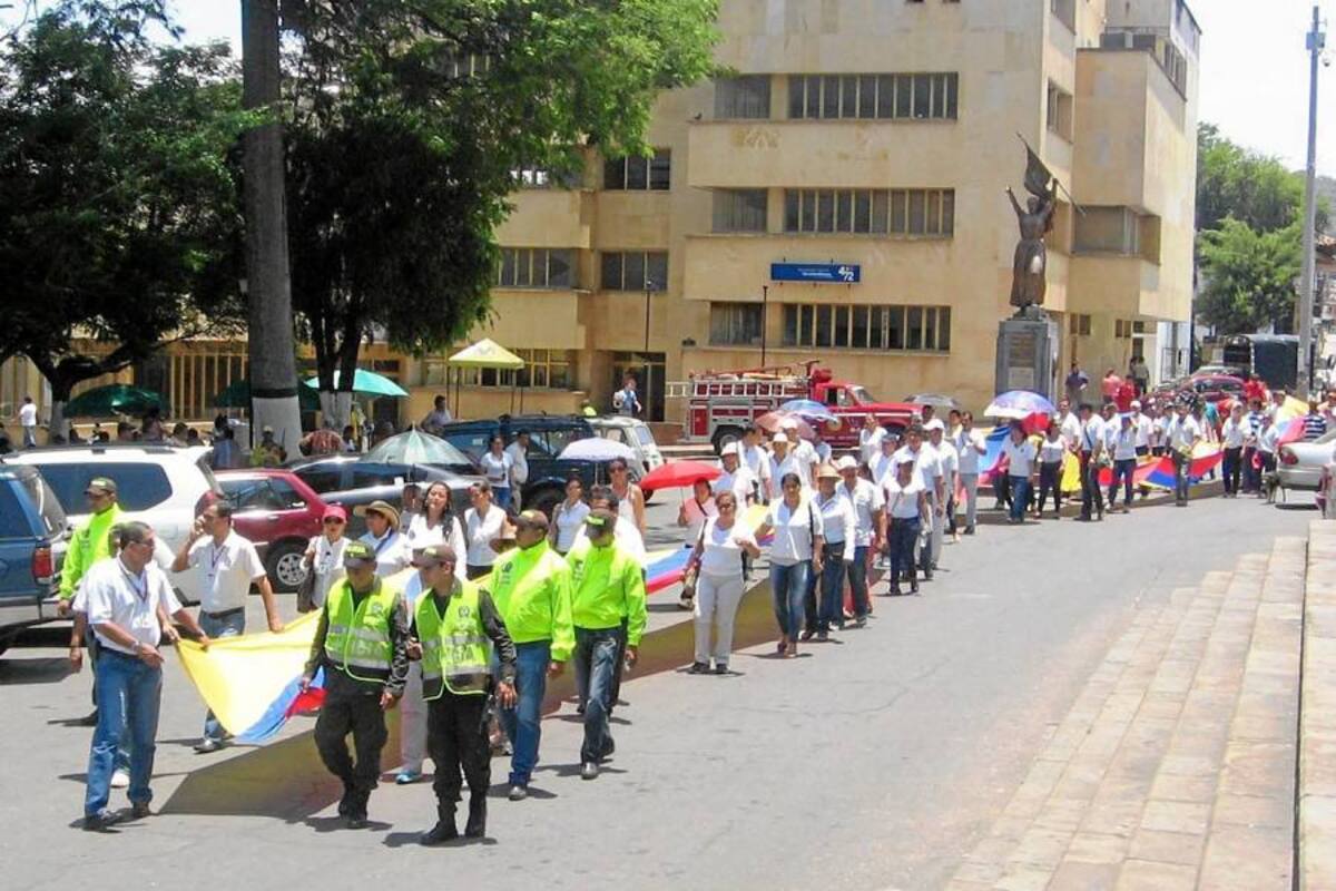 Marcha por la paz en el Socorro, presidida por el alcalde Humberto Corzo Galvis, acompañado por miembros de la Policía Nacional, Defensa Civil, Bomberos, colegios y algunos ciudadanos que se sintieron motivados a participar en esta actividad. (Foto: Luis Fernando Martínez Vargas/VANGUARDIA LIBERAL)