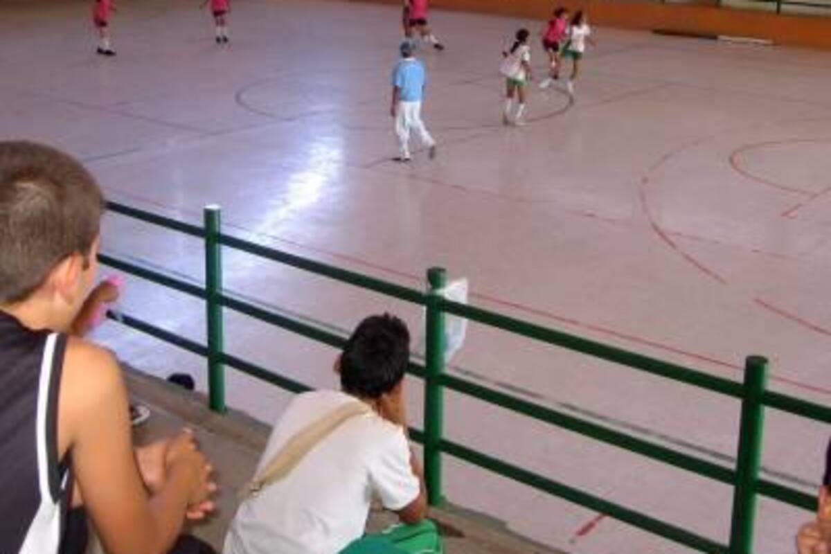 El Instituto de Deporte y Recreación del Socorro hizo extensiva la invitación a todas las familias para que asistan a estos importantes partidos que se están jugando en el Coliseo Cubierto del CUS y apoyen a los equipos competidores de su predilección, que buscan clasificar a la fase departamental. (Foto: Nancy Gómez /VANGUARDIA LIBERAL)