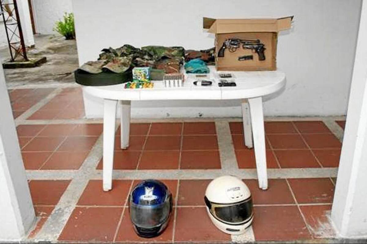 Elementos incautados por la Policía en una vivienda del Socorro, que al parecer eran alquilados a alias ‘el tigre’ de 31 años y alias ‘el mello’ de 38 años, quienes están ahora privados de su libertad, y son judicializados por los presuntos delitos de hurto calificado y agravado, acceso carnal violento, porte ilegal de armas de fuego y secuestro simple. (Foto: Suministrada/VANGUARDIA LIBERAL)