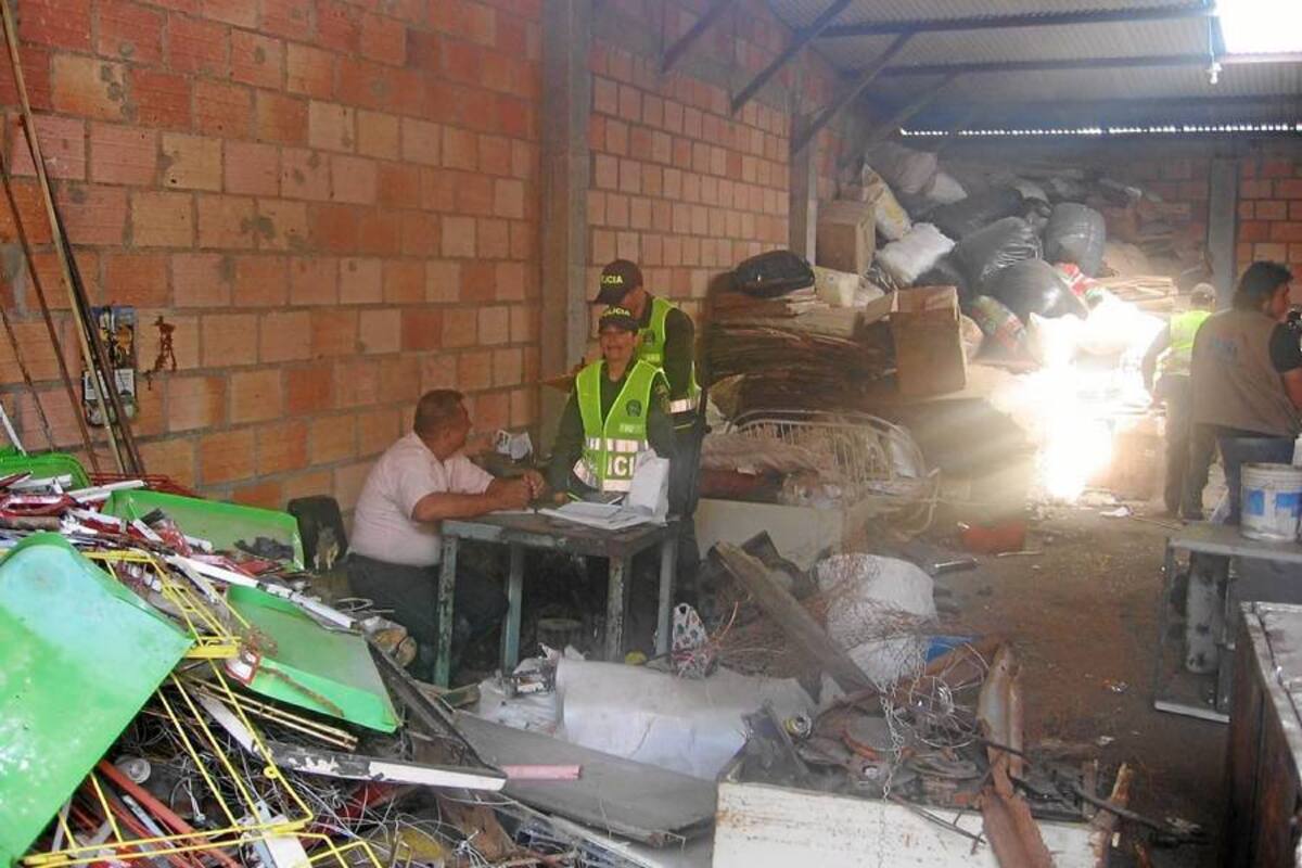 Operativos realizados por la Policía Nacional en negocios de chatarra para controlar la comercialización de alambre de cobre. (Foto: Luis Fernando Martínez Vargas/VANGUARDIA LIBERAL)