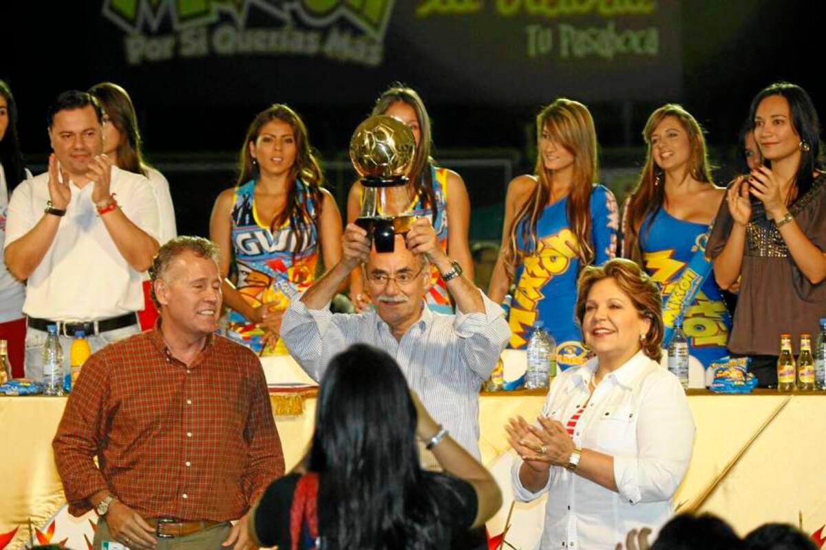 El Gobernador de Santander, Horacio Serpa Uribe, recibió de manos del presidente de la Liga Santandereana de Fútbol, la máxima distinción que entrega la rectora del balompié en el departamento, el Balón de Oro. (Foto: César Flórez / VANGUARDIA LIBERAL)