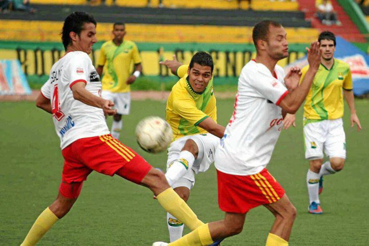 Édinson Villaba ingresó para el segundo tiempo y con sus remates de media distancia inquietó el arco de Bogotá FC. El jugador le cambió la cara al ataque búcaro y le dio mayor movilidad. (Foto: Nelson Díaz / VANGUARDIA LIBERAL )