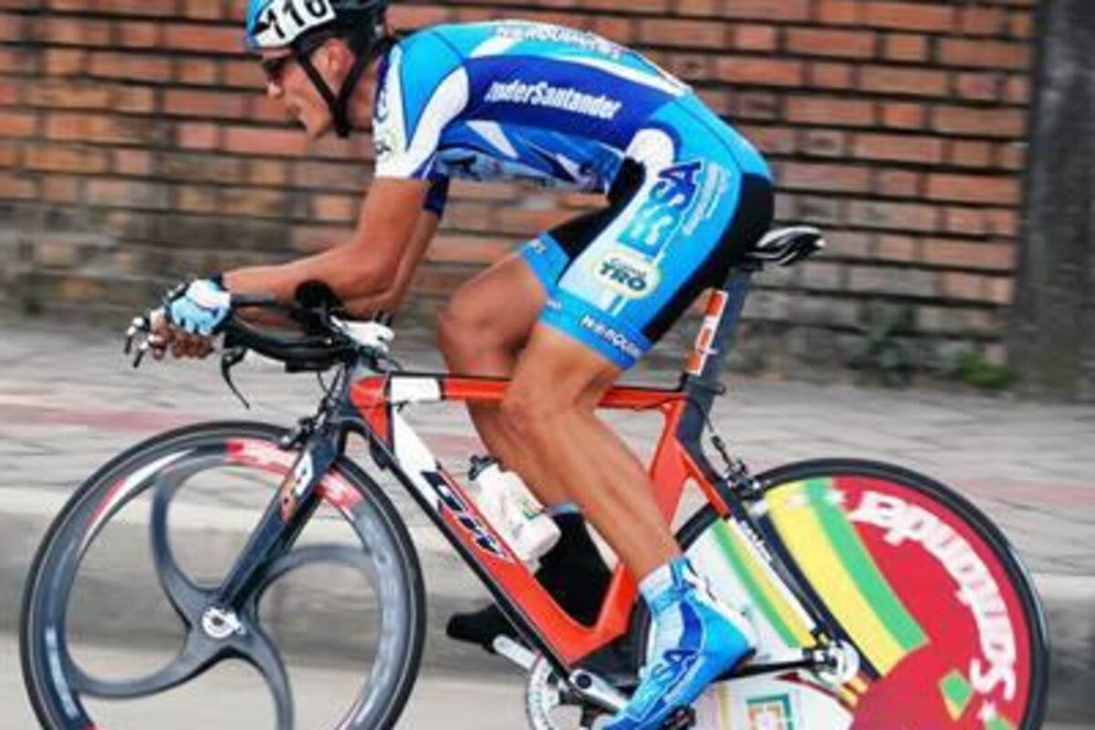 El antioqueño Edison Gómez fue el mejor ciclista del equipo Essa - Panachi - Copetran - Formesan - Indersantander que toma parte de la Vuelta de la Juventud que inició ayer en Popayán, al ubicarse en el puesto 43 del prólogo que ganó su paisano William Valencia del Orgullo Paisa.(Foto: Luis Barbosa / www.nuestrociclismo.com / VANGUARDIA LIBERAL)