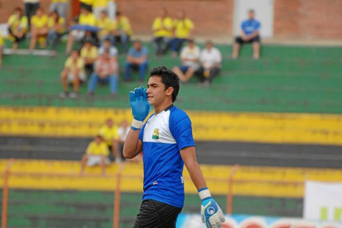 Demostrando que está en un excelente momento, el arquero de Bucaramanga, James Aguirre, volvió a salir figura de la cancha. (Foto: Julio Alvarado / VANGUARDIA LIBERAL)