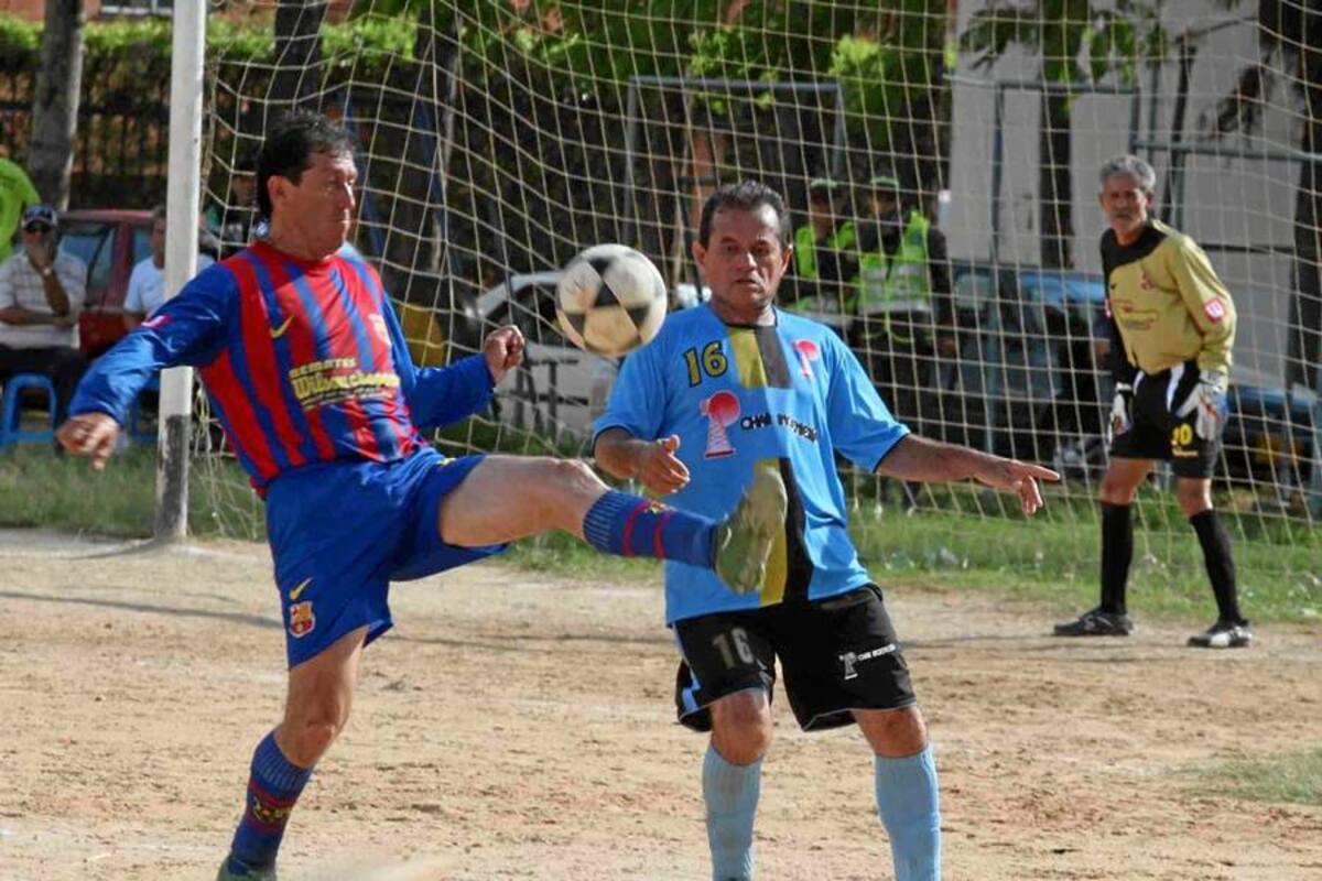 Remates Wilson Chaparro (azul y rojo) empezó con pie derecho su participación en el IV Hexagonal Sénior Máster de la Cancha del Barrio Mutis, luego de golear 5 – 0 a Char Ingeniería. (Foto: Nelson Díaz/ VANGUARDIA LIBERAL)