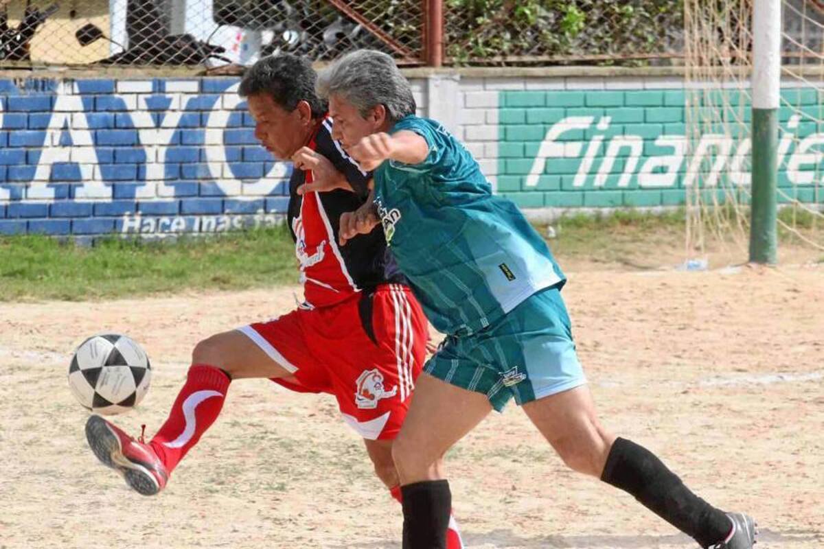 Financiera Comultrasan no tuvo inconvenientes para derrotar 3 – 0 a Constructora Jewell en la jornada inaugural de la XII Copa de Campeones, que se disputa en la cancha El Bueno. (Foto: Nelson Díaz / VANGUARDIA LIBERAL )
