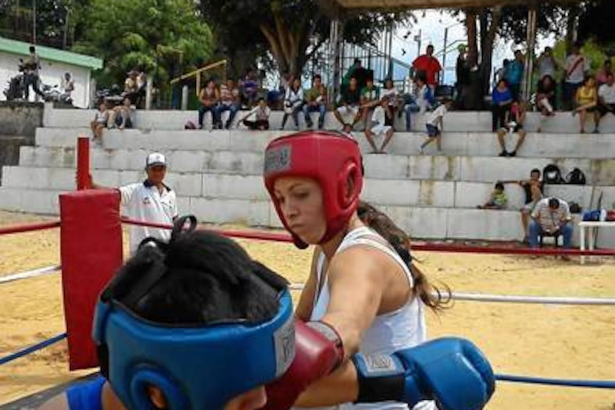 El boxeo santandereano cumplió ayer con una velada en la cancha de fútbol del barrio Monterredondo, permitiéndoles a los habitantes de este barrio de la ciudad disfrutar con las peleas realizadas, en la gráfica, la pugilista santandereana Indira Portilla, en su exhibición, de la cual salió triunfante. (Foto: Ángel Oswaldo Contreras Sabogal / VANGUARDIA LIBERAL)