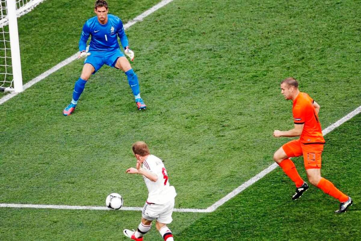 En esta acción Michael Krohn-Dehli le dio el triunfo a Dinamarca en su estreno en la Eurocopa – 2012, ante la gran favorita Holanda, que ahora ve complicado su camino de cara a los cuartos de final del torneo. (Foto: EFE / VANGUARDIA LIBERAL)