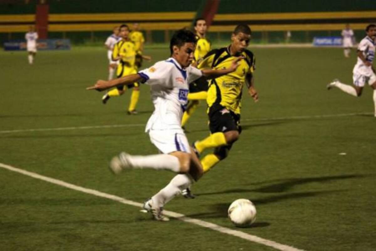 Imponiendo su estilo, Real Santander venció ayer 5-1 a Alianza Petrolera y renovó una vez más sus esperanzas de ingresar entre los ocho primeros del campeonato. Sergio Romero (foto) fue la figura al marcar tres goles.(Foto: Nelson Díaz / VANGUARDIA LIBERAL)
