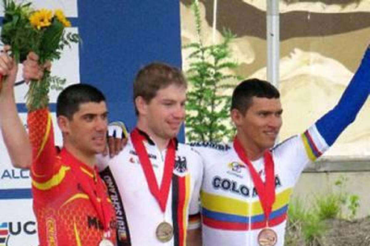 Esta es la foto del podio de la contrarreloj individual de la categoría LC2 física, en la que aparece el santandereano Álvaro Galvis Becerra, quien ocupó el tercer lugar y ganar la medalla de bronce. Junto a Galvis aparecen el español Maurice Eckhard Tio y el alemán Tobías Graf, plata y oro, respectivamente.(Foto: Cortesía / www.nuestrociclismo.com / VANGUARDIA LIBERAL)