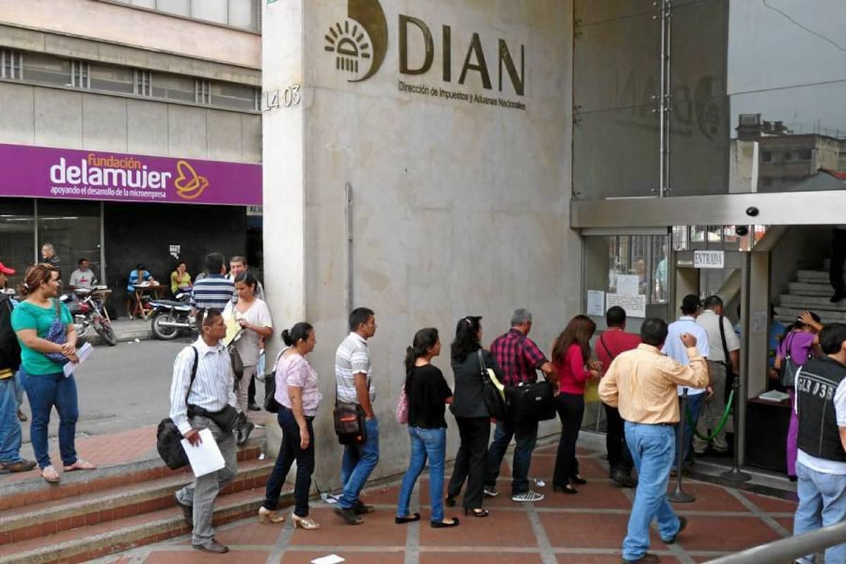 Uno de los errores más comunes de las personas naturales que declaran renta es no activar el RUT a tiempo, por lo que aumenta la congestión en la oficina de la Dian. (Foto: Nelson Díaz / VANGUARDIA LIBERAL)