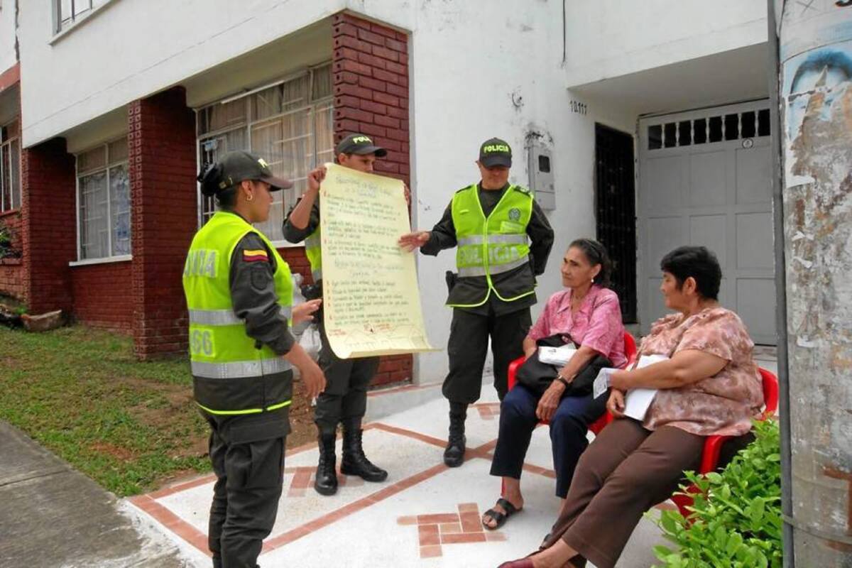 Los uniformados llevan el mensaje de prevención para que la comunidad evite caer en las trampas de los delincuentes. (Foto: Suministrada/VANGUARDIA LIBERAL)