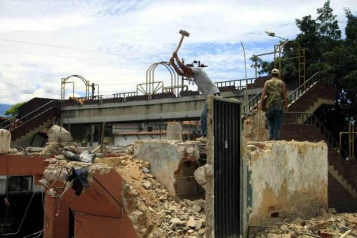 Actualmente se demuele uno de los inmuebles, ubicados sobre las laderas de la vía (Girón-Lebrija).(Foto: Mauricio Villamizar/VANGUARDIA LIBERAL )