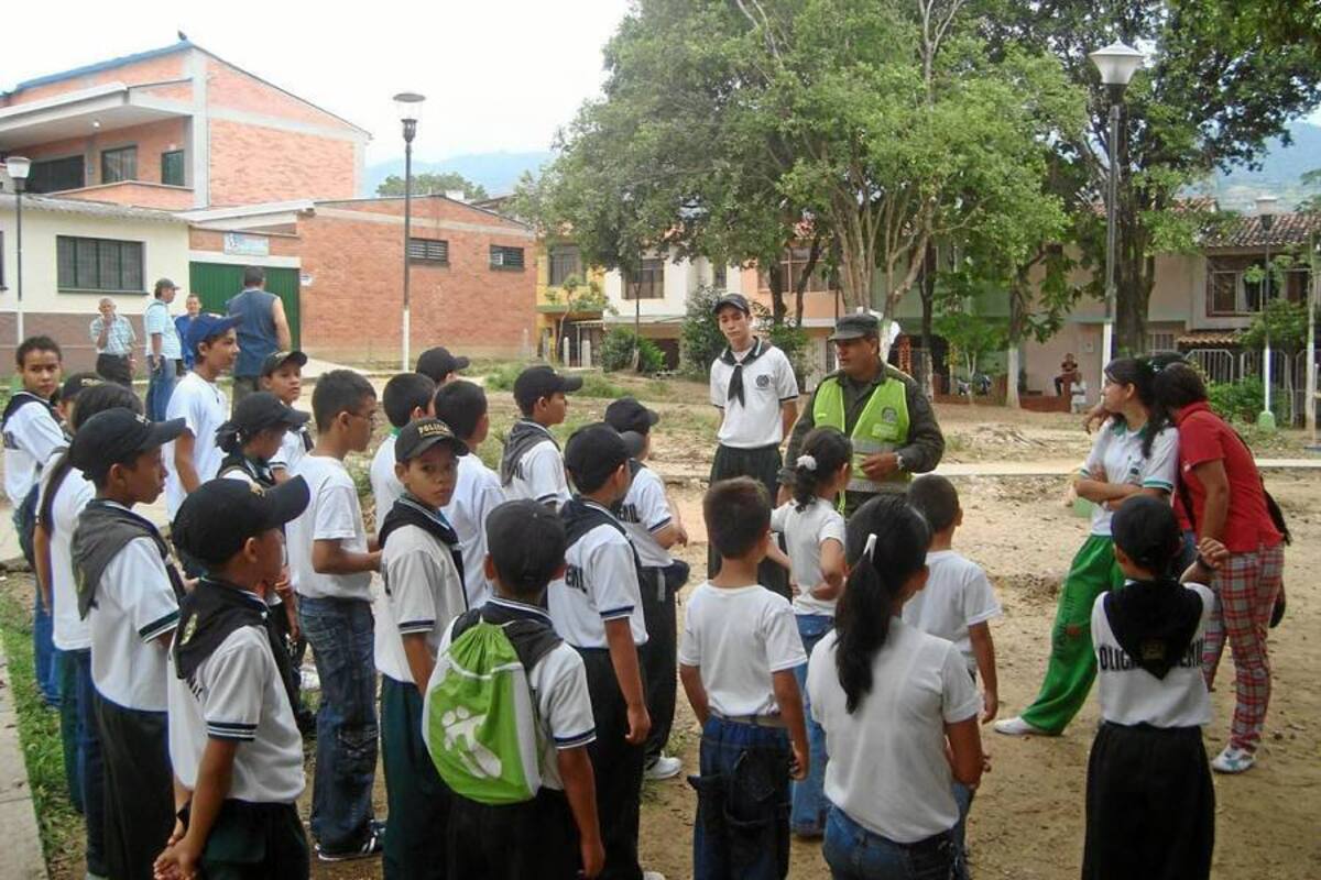 La Policía Cívica Juvenil abre la convocatoria para que lo niños gironeses se unan a este grupo cuyo propósito es servir de apoyo a la Policía Nacional en aspectos de acercamiento a la comunidad, obras sociales y actividades cívicas. (Foto: Archivo/VANGUARDIA LIBERAL)