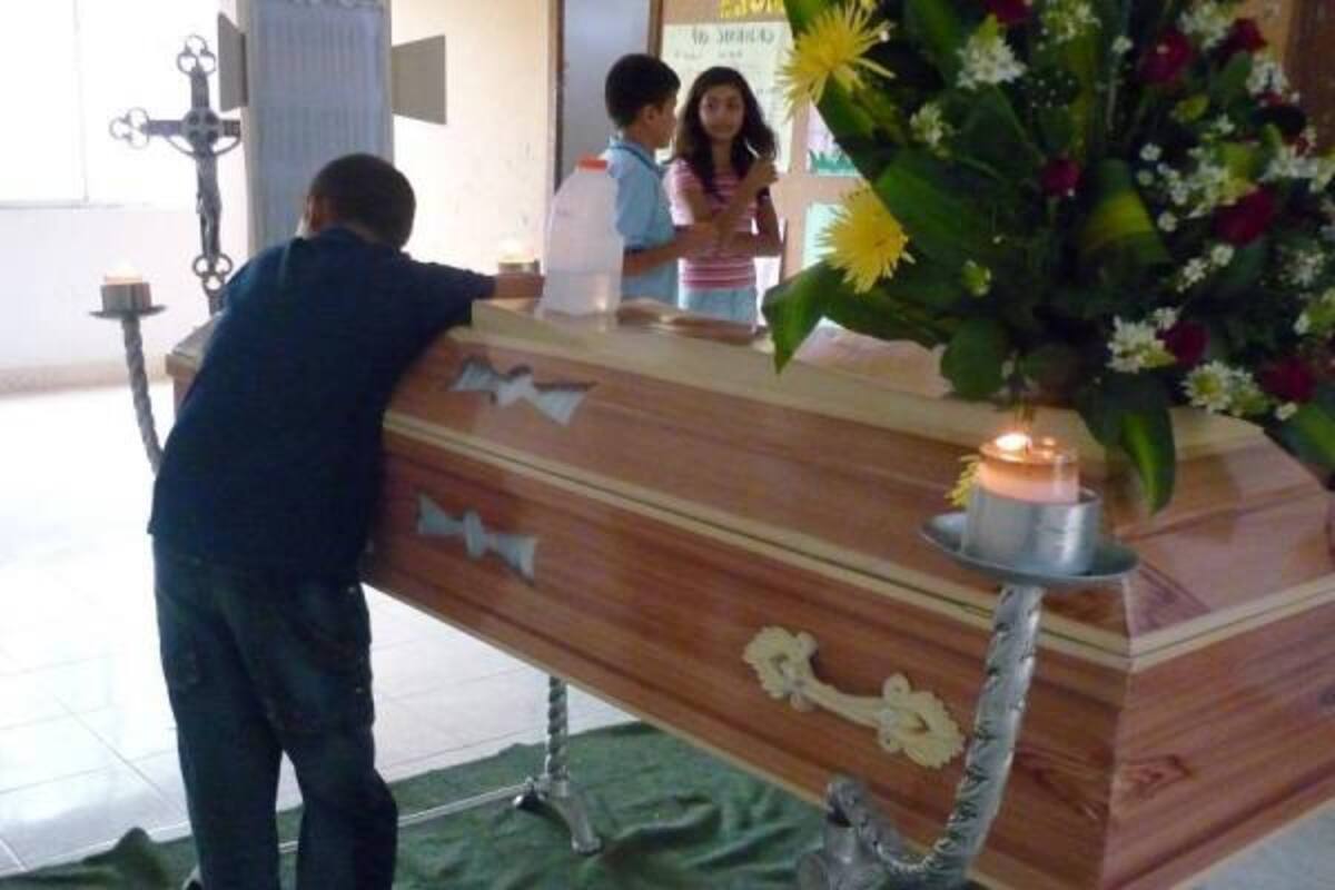 El cuerpo del menor asesinado es velado en el salón comunal del barrio Galán, en el municipio de Girón. Al cierre de esta edición los dos capturados por el asesinato eran presentados en audiencia.