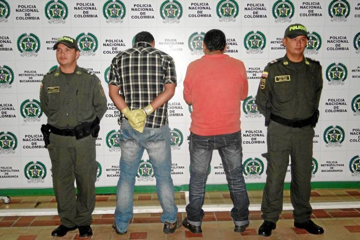 Estos dos hombres de 19 y 25 años de edad, deberán responder por los delitos de porte ilegal de armas de fuego y hurto calificado y agravado.